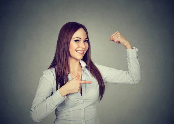 Bonita Chica Asiática Con Camisa Blanca Mostrando Fuerza Determinación Mientras — Foto de Stock