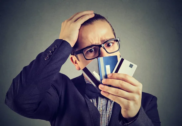 Ung Man Glasögon Håller Kreditkort Och Ser Stressad Med Pengar — Stockfoto