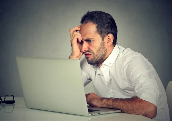 Geërgerd Man Werken Aan Tafel Kijken Naar Laptop Met Woede — Stockfoto