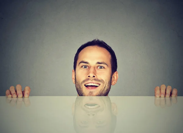 Hombre Alegre Dando Una Mirada Cámara Mientras Esconde Detrás Mesa —  Fotos de Stock