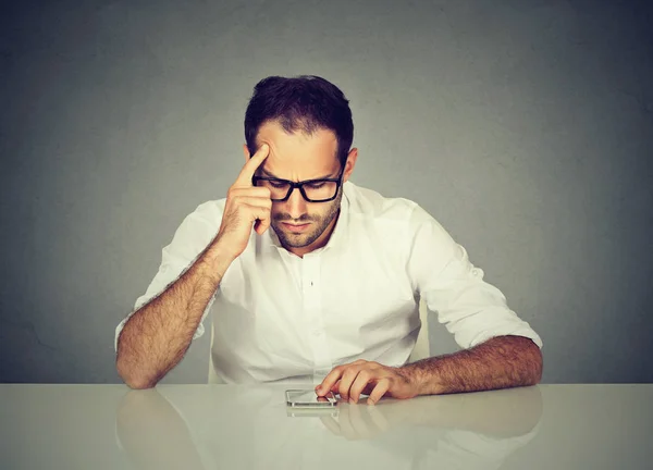 Hombre Con Gafas Que Concentran Teléfono Inteligente Recordando Contraseña Mientras — Foto de Stock