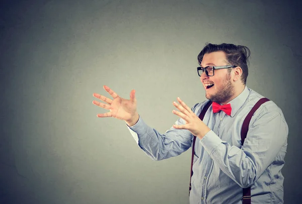 Joven Hombre Grueso Haciendo Gesto Perseguir Tratando Aprovechar Oportunidad Ganar — Foto de Stock