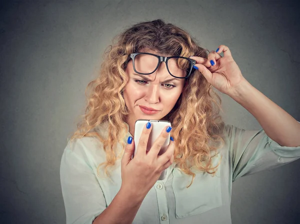 Hübsche Blonde Frau Nimmt Brille Auf Und Erkundet Smartphone Mit — Stockfoto