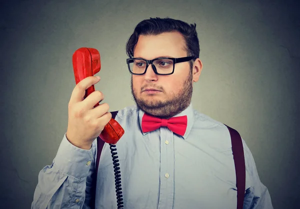 Formal Gordito Hombre Pajarita Gafas Mirando Teléfono Duda Malentendido Gris — Foto de Stock