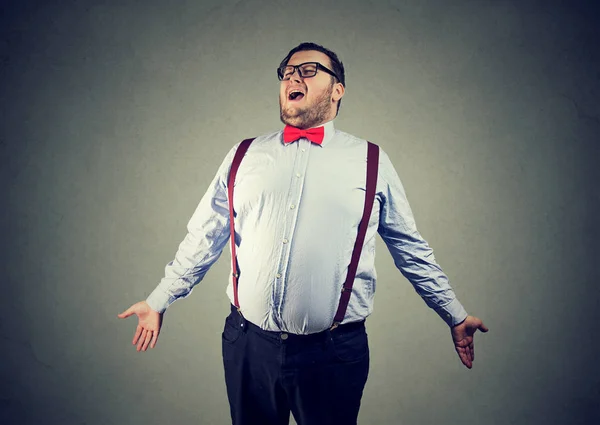 Hombre Regordete Traje Formal Con Pajarita Gafas Realizando Ópera Sobre — Foto de Stock