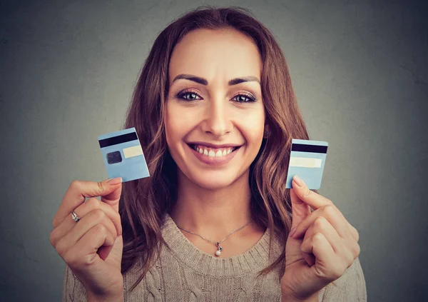 Mooie Jonge Vrouw Met Creditcard Gesneden Helften Zoek Gelukkig Schuld — Stockfoto