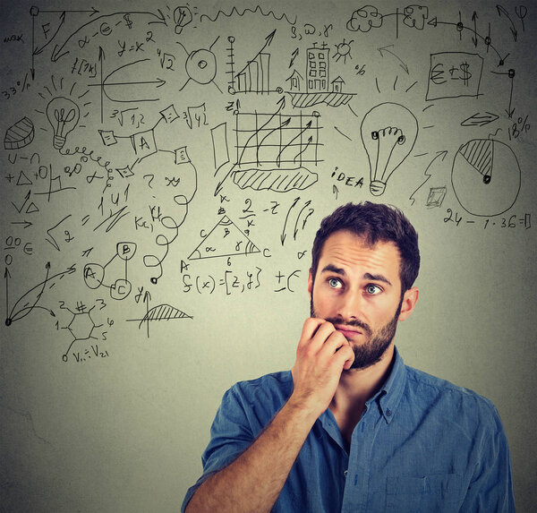 Мозговой штурм человек, составляющий новую стратегию для бизнеса глядя в сторону и создание графического плана
