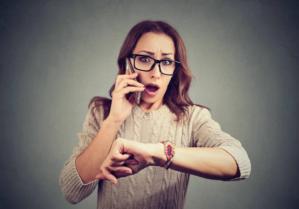 Mujer Joven Gafas Hablando Por Teléfono Jadeando Con Miedo Llegar — Foto de Stock