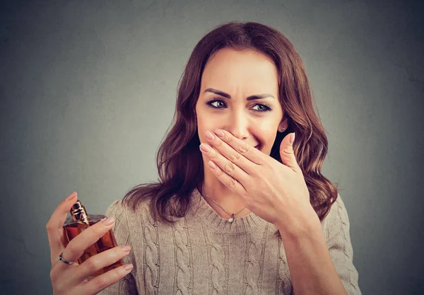 Mujer Joven Disgustada Con Perfume Apestoso Desagradable Sosteniendo Nariz — Foto de Stock