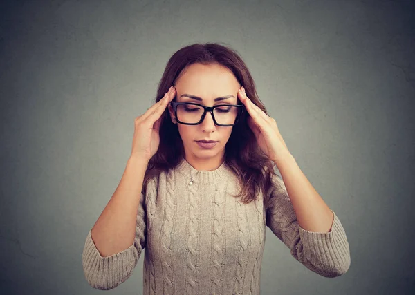 Ung Kvinna Glasögon Röra Tempel Och Fokusera Problemet Att Stressat — Stockfoto