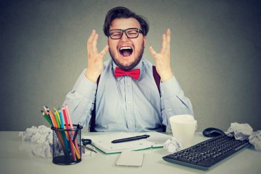 Kaos içinde yer ve zaman ve iş yükü basınç altında hayal kırıklığı içinde bağırmaya çalışma konusunda oturup iş adamı vurguladı