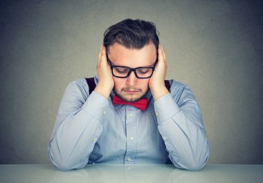 Anksiyete masada oturan ve hüzünlü düşünceler içinde boğulma ellerinde eğilerek kilolu delikanlı 