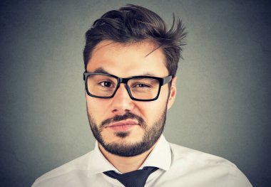 İş arıyorum glassess erkekte kuşkuyla sıkıntı ifade ile kamera süper ve yanlış anlamayın