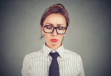 Güzel kadın resmi giyim ve kırmızı dudaklı yazık seyir umutsuzluk içinde aşağı bakıyor