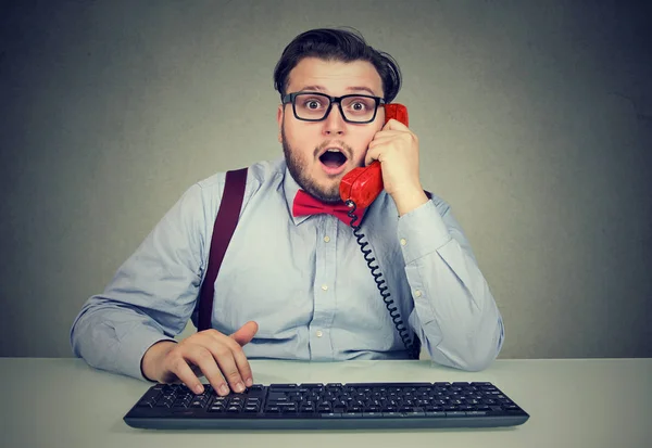 Klobige Mann Fliege Mit Schockierenden Nachrichten Telefon Während Sie Arbeitstisch — Stockfoto