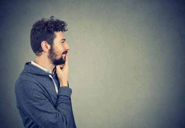 Vista Lateral Jovem Homem Hipster Tocando Lábios Olhando Para Longe — Fotografia de Stock