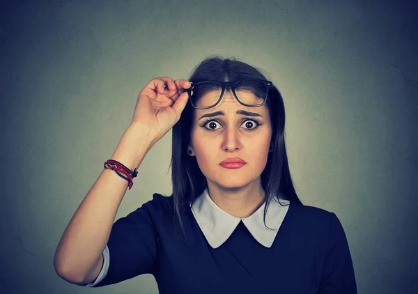 Mujer Bastante Joven Quitándose Las Gafas Mirando Cámara Cuestión Tener — Foto de Stock