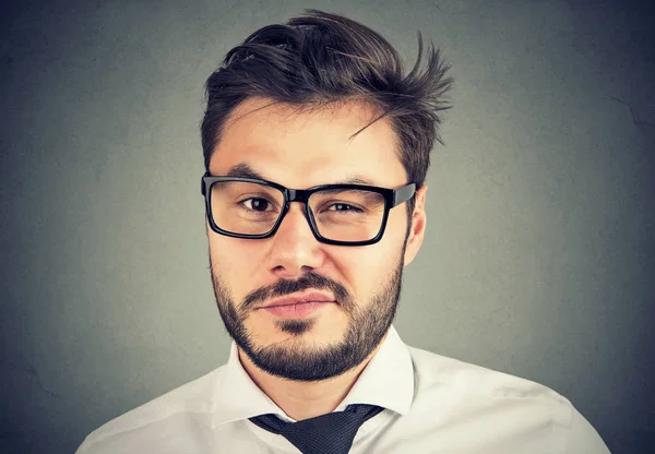 Hombre Negocios Glassess Mirando Muy Escépticamente Cámara Con Expresión Molestia —  Fotos de Stock