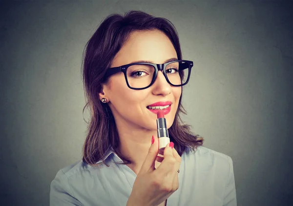 Giovane Ragazza Nerd Fiducioso Occhiali Facendo Trucco Applicando Rossetto Sensuale — Foto Stock