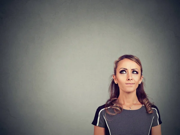 Mooie Jonge Vrouw Verdenking Proberen Maken Van Juiste Beslissing Zoeken — Stockfoto