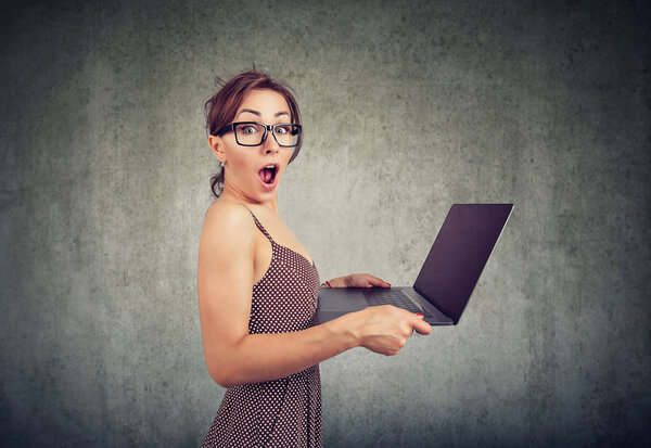 Удивительно смешно выглядит молодая женщина с ноутбуком
