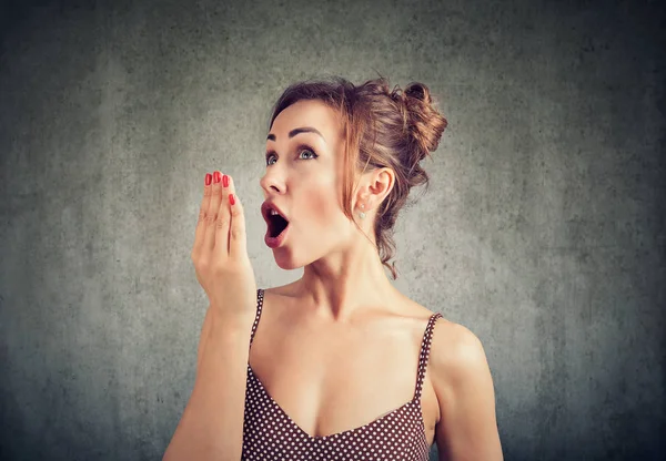 Mulher Fazendo Teste Respiração Mão — Fotografia de Stock