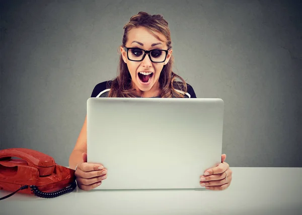 Mulher Jovem Expressiva Óculos Olhando Para Laptop Gritando Por Causa — Fotografia de Stock