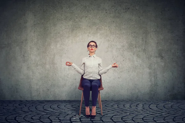 Junge Frau Die Arbeitstag Auf Einem Stuhl Sitzt Und Meditiert — Stockfoto