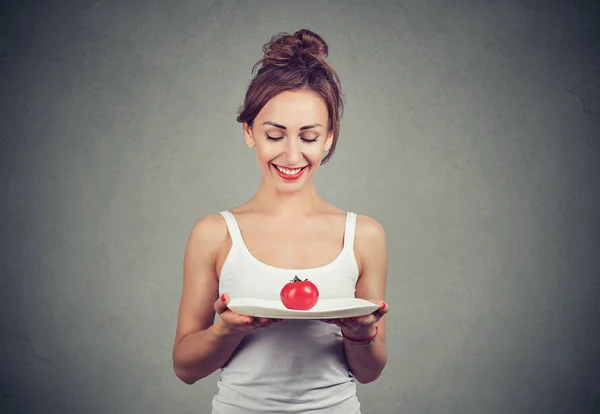 Affascinante Ragazza Magra Serbatoio Bianco Piatto Tenuta Con Pomodoro Fresco — Foto Stock