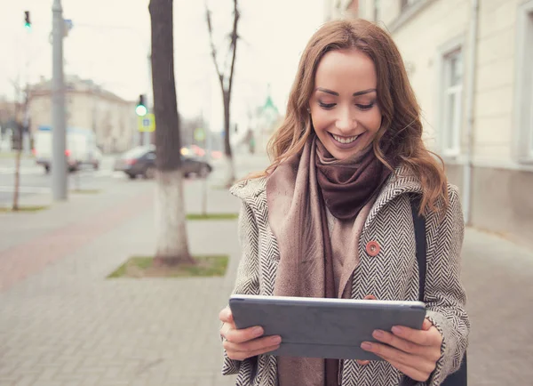 Casual Giovane Ragazza Cappotto Piedi Sulla Strada Tablet Surf Cercando — Foto Stock