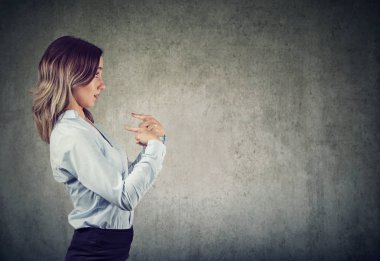 Kendini sürpriz kadın işaret parmaklarını yalanladı sorumluluk ve suçlamalar yanlış 