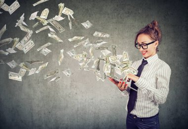 İş kadını sosyal medya para kazanma tablet ile. 