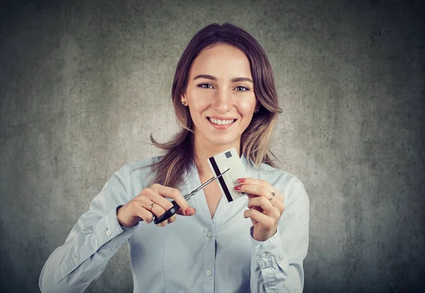 Joven Mujer Negocios Alegre Mirando Felizmente Cámara Hecha Con Tarjetas — Foto de Stock