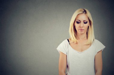 Umutsuz hissediyor aşağı bakarak üzgün sarışın kadın 