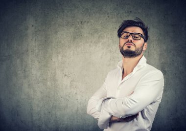 Ben merkezci delikanlı bardaklarda geçti ve pompously gri arka plan üzerinde kameraya bakarak elele
