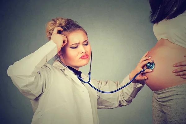 Mujer Joven Confusa Bata Médica Escuchando Latido Del Corazón Mujer —  Fotos de Stock