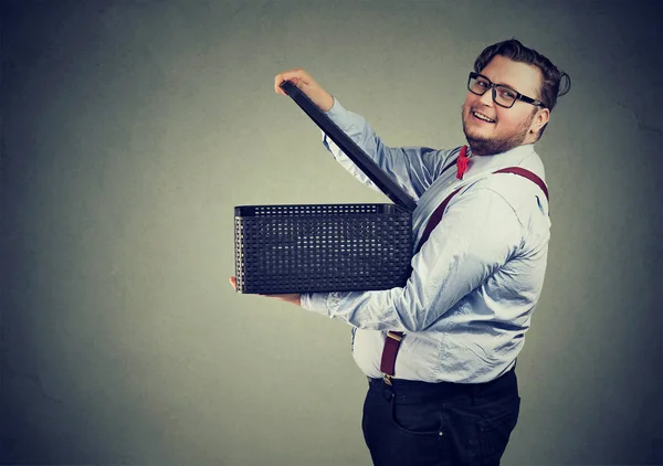 Vista Lateral Del Hombre Regordete Feliz Gafas Caja Apertura Liberando — Foto de Stock