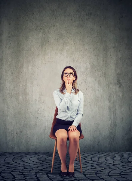 Pensivo Mulher Negócios Sentado Cadeira Contemplando Plano Contra Fundo Cinza — Fotografia de Stock