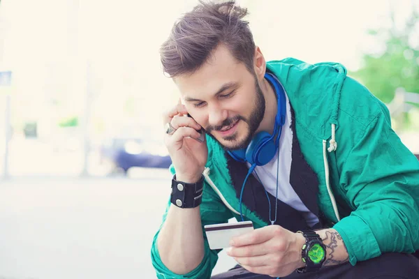 Trendy Casual Man Creditcard Bedrijf Betaling Terwijl Het Spreken Smartphone — Stockfoto