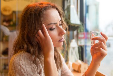 Alkolizm acı ve yalnız depresif görünümlü içmek genç yalnız kadın yan görünüm 