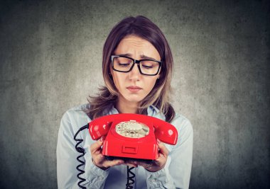 Üzgün çaresiz iş kadını bir telefon arama için bekleniyor 