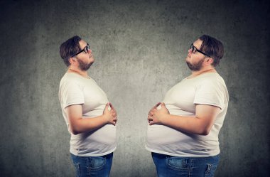 Genç Tombul adam kendisi şişirilmiş duygu yağ arıyorum. Diyet ve beslenme sağlıklı yaşam kavramı