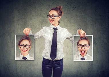 Genç neşeli kadın resimleri ruh hali olan ve gülümseyen pozitif kendini iyi ve kötü duygular ile tutarak gözlük 