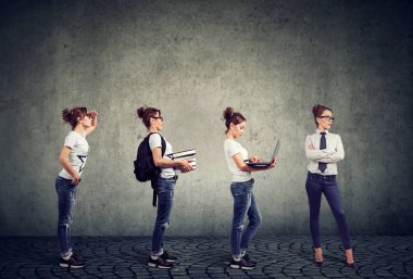 Onun kariyerinde başarılı büyük, büyüyen genç çekici kadın 
