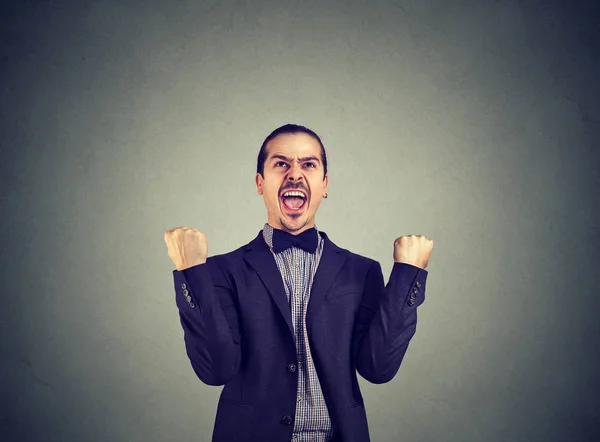 Emocionado Hombre Formal Traje Sosteniendo Puños Celebrando Éxito Nuevo Logro — Foto de Stock