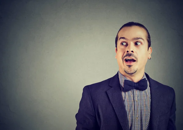 Joven Hombre Formal Corbata Lazo Mirando Sorprendido Con Chismes Escuchados — Foto de Stock