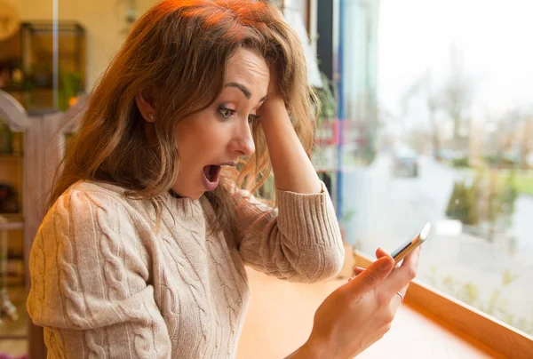 Seitenansicht Des Lässigen Mädchens Das Smartphone Guckt Und Der Cafeteria — Stockfoto