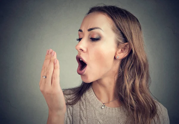 Mujer Haciendo Una Prueba Aliento Mano —  Fotos de Stock