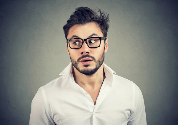 Joven Barbudo Con Camisa Blanca Gafas Escuchando Conversación Privada Rumores — Foto de Stock