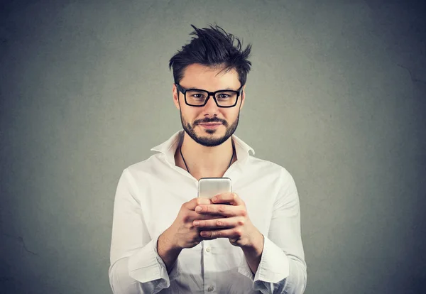 Barba Feliz Hipster Hombre Gafas Usando Teléfono Inteligente — Foto de Stock